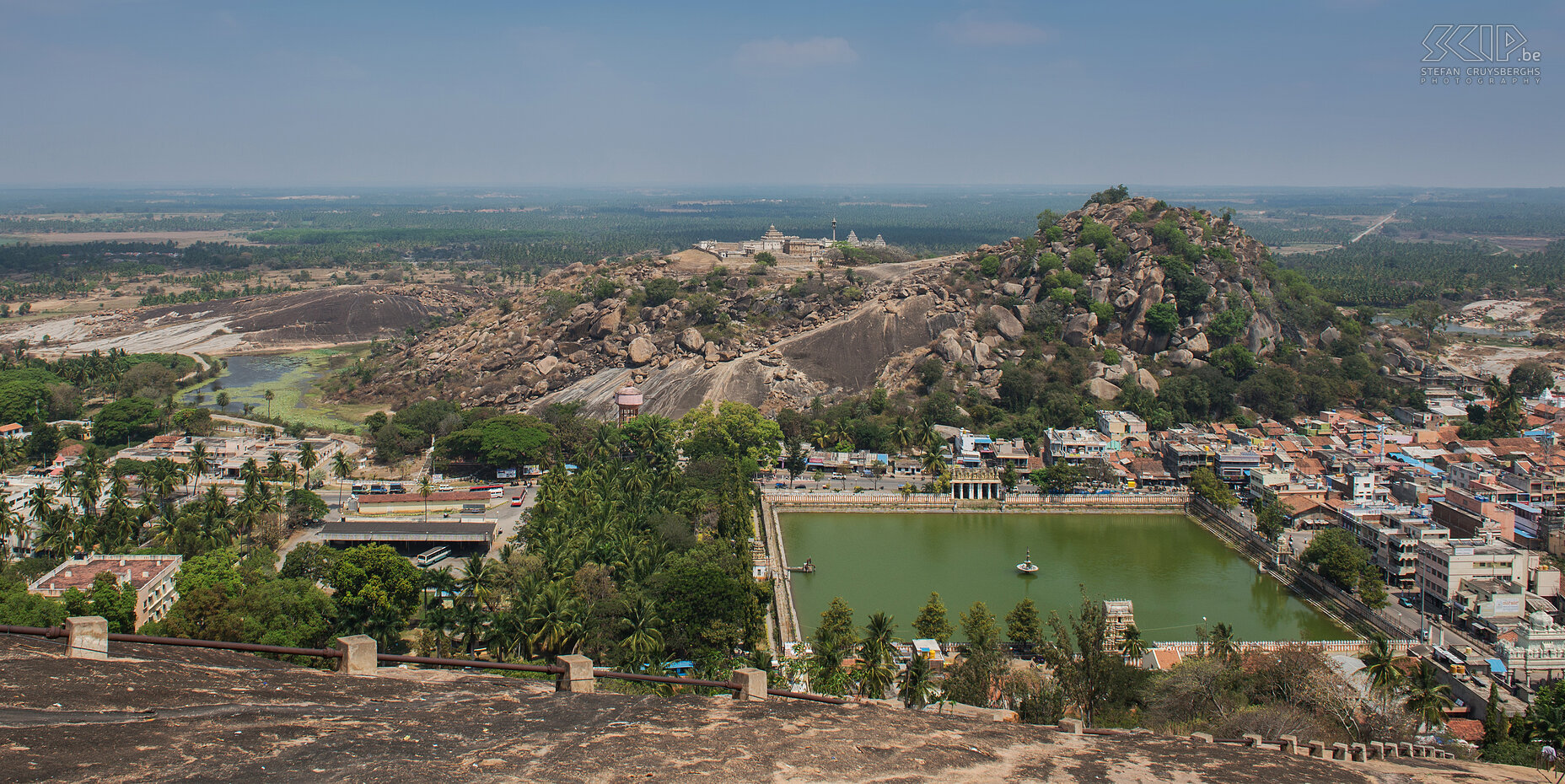 Shravanabelagola Shravanabelagola is a small city in the Indian state of Karnataka between Hassan and Bangalore. Shravanabelagola has two hills, Chandragiri and Vindhyagiri which are both important pilgrimage destinations in Jainism. On the top of the Vindyagiri hill there is a colossal white statue of Gommateshvara Bahubali.  Stefan Cruysberghs